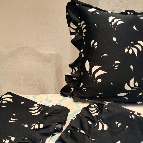 Large sofa pillowcases like new, pack of 4, wrinkle-free