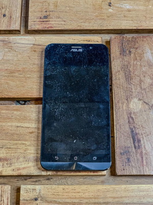 ASUS smartphone for parts or repair, non-working