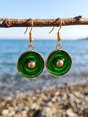 "Le point vert" ατσάλινα σκουλαρίκια σε χρυσαφί χρώμα με πράσινο σμάλτο.