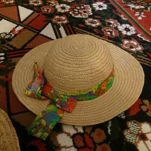 Straw hats like new, pack of 5 different sizes