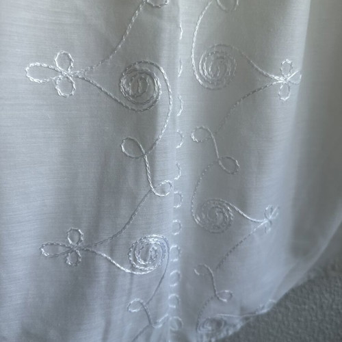 Tunic white like new with beautiful front and sleeve design