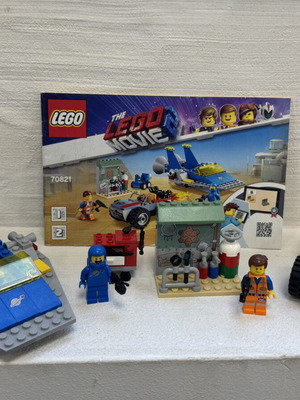 Lego Movie 2 set with missing blue car