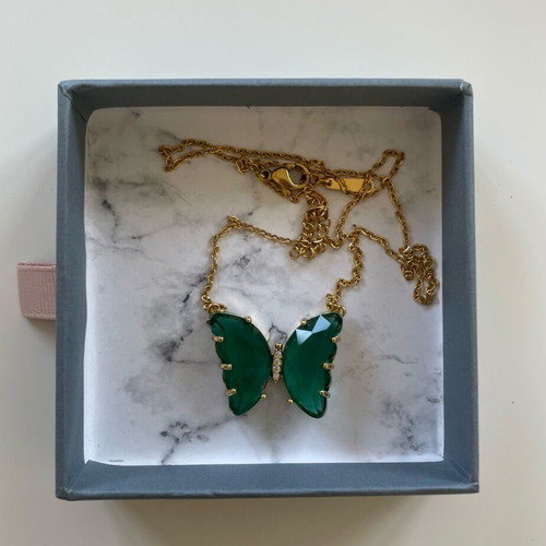 Pendant necklace like new with transparent zircon butterfly