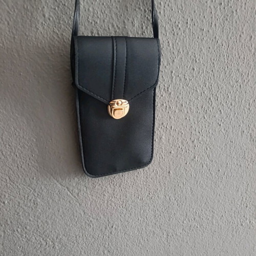Crossbody bag with gold clasp like new, black