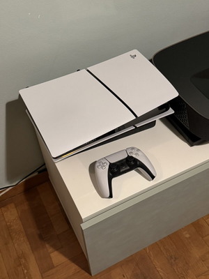 PS5 конзола 1TB като нова с един контролер