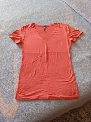 Coral T-shirt like new, size M