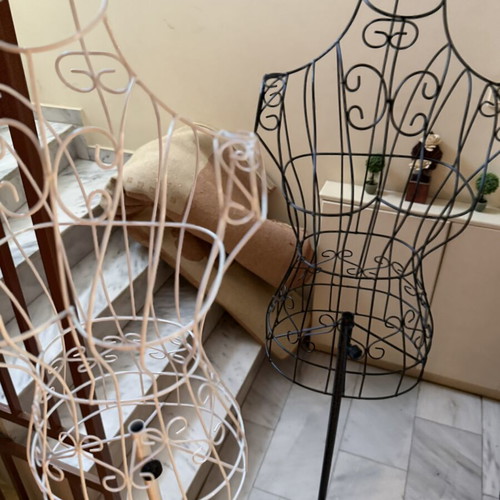 Metal dress form mannequin like new, display base