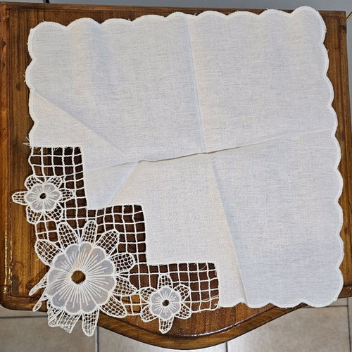 Decorative lace and flower set of 4 square pieces like new