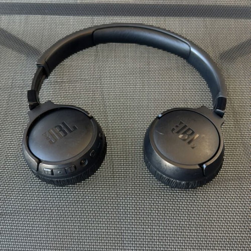 JBL Tune 670NC wireless headphones like new with noise cancelling