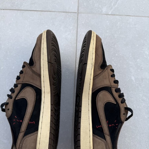 Jordan 1 Low Mocha sneakers like new, size 44, Travis Scott
