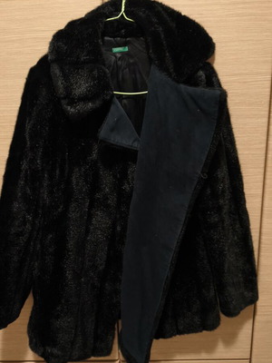 Συνθετική γούνα Benetton μεταχειρισμένη, μέγεθος M, μαύρη