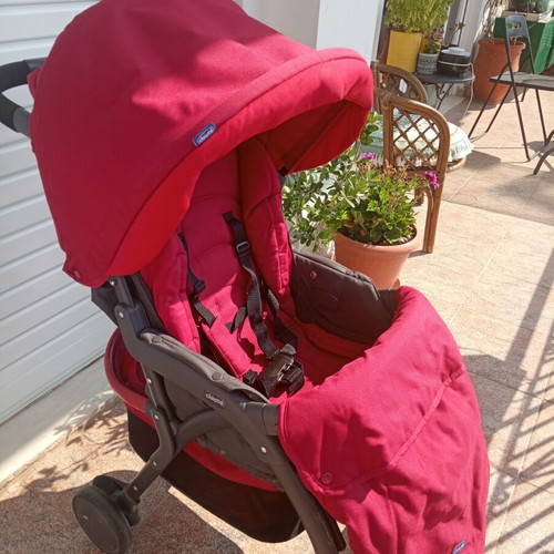 Chicco stroller like new with multiple backrest positions and storage