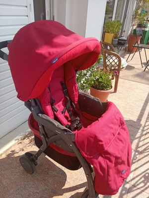 Chicco stroller like new with multiple backrest positions and storage