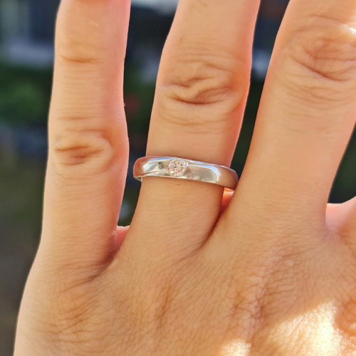 Delicate silver ring with zirconium new