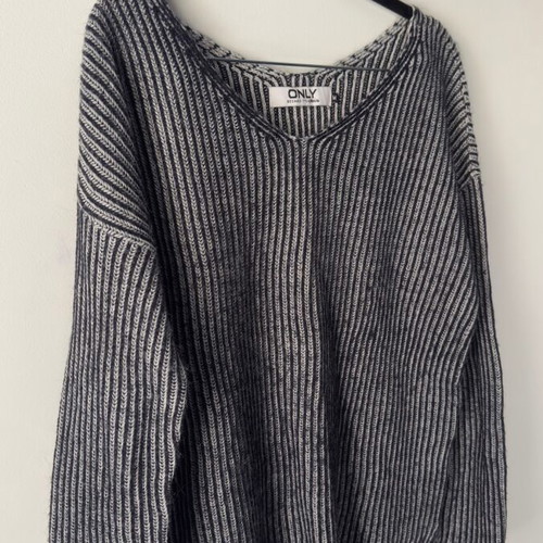 Only ribbed knit sweater with V neck, like new, size M, grey/black melange
