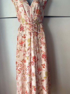 Mango maxi dress size M like new, beige and red