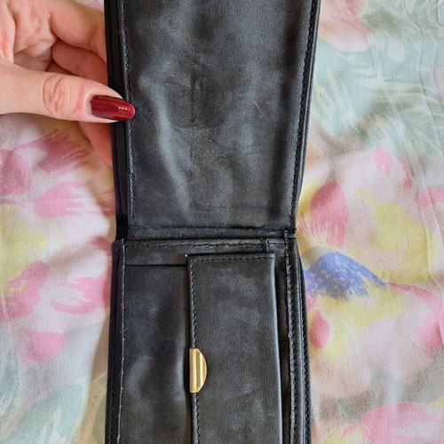 Black wallet like new with multiple compartments