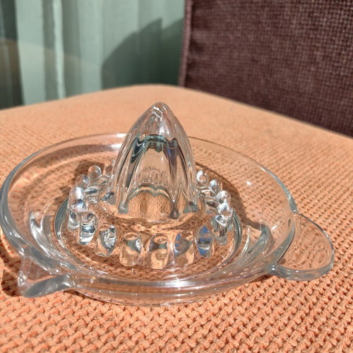 Glass citrus juicer
