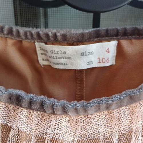 Zara girls tulle dress with gold glitter, size 4 years