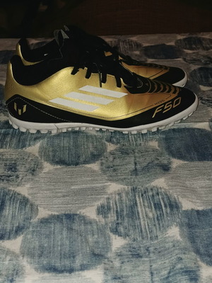 Adidas ποδοσφαιρικά παπούτσια Messi F50 νούμερο 38 σαν καινούργιο, μαύρο και χρυσαφί