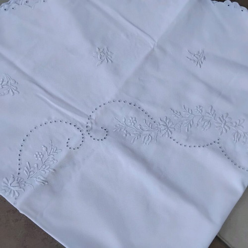 Rotonda set with hand-embroidered napkins like new