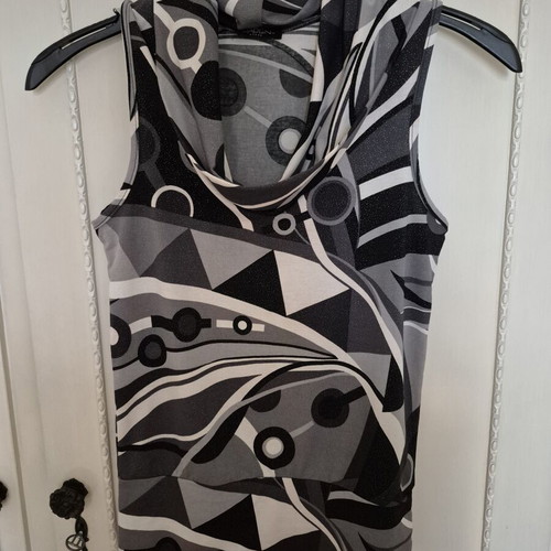 Madlen blouse medium size like new, white and gray