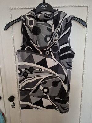 Madlen blouse medium size like new, white and gray