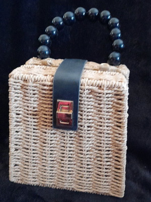 Γυναικείο τσαντάκι χειρός καινούργιο με μαύρες πέρλες και χρυσό κούμπωμα