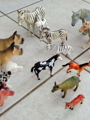 Plastic animal figures pack of 17, horses, zebras and dogs