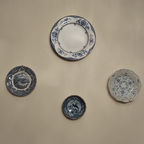 Porcelain wall decoration set of 4 plates like new