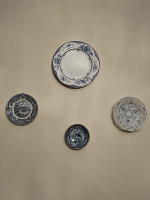 Porcelain wall decoration set of 4 plates like new