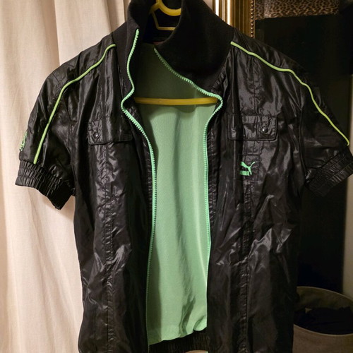 Puma sleeveless jacket like new, size medium, black