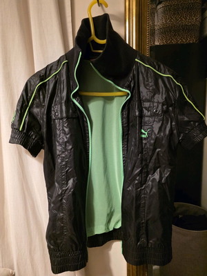 Puma sleeveless jacket like new, size medium, black