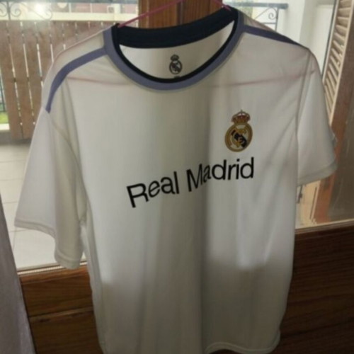 Real Madrid jersey like new, size medium, official replica