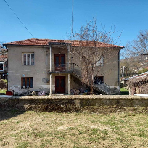 Land with old two-story house 500 sqm in Florina city