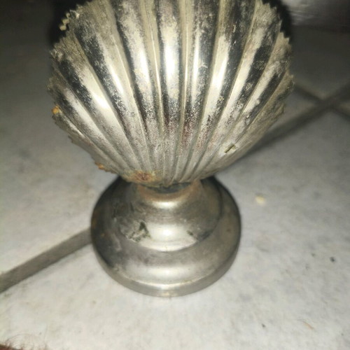 Silver-plated decorative item used with ribbed design