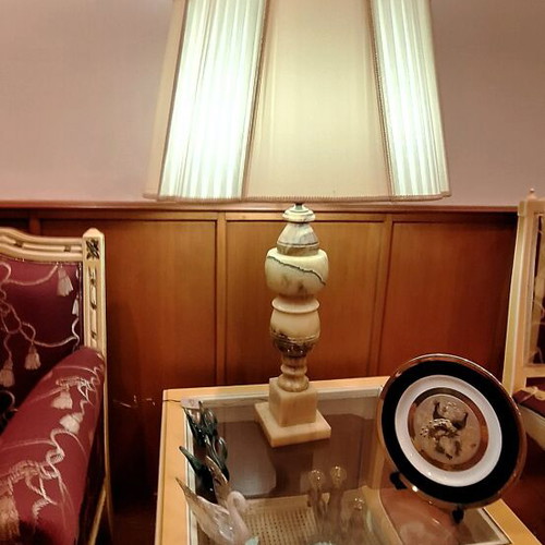 Vintage table lamp like new with alabaster or onyx base