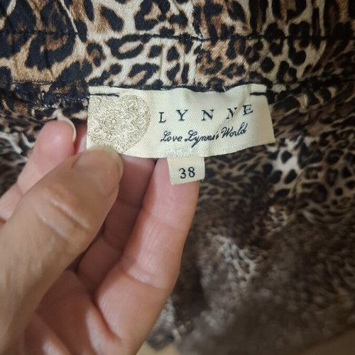Lynne women's pants like new with elastic waist and side stripes