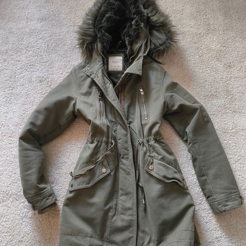 Bershka parka small, like new, green with removable fur hood