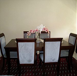 Μπουφές και τραπεζαρία με 6 καρέκλες από μασίφ ξύλο καρυδιάς, 5 ετών μόνο, σχεδόν αχρησιμοποίητα.