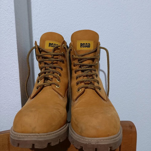 Road men's boots size 44 like new, yellow
