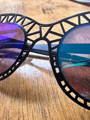 Sunglasses with blue mirror lenses and metal frame like new