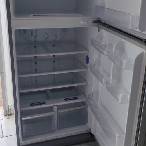 Samsung refrigerator like new with top freezer, fully functional