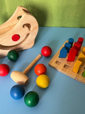 Βρεφικά ξύλινα παιχνίδια Plan Toys μεταχειρισμένα, πάγκος μισοφέγγαρο με μπάλες και βάση γεωμετρικών σωμάτων