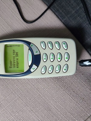 Nokia 3330 Classic Phone used with charger vintage brick model