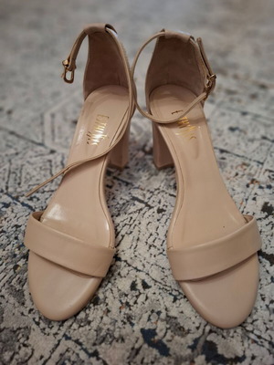 Esthissis leather sandals size 37 like new, beige