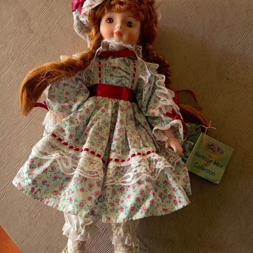 The Heritage Mint porcelain doll Melissa new from the 80s