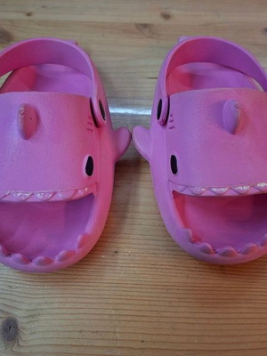 Trendyol pink children's slippers size 27 shark design like new