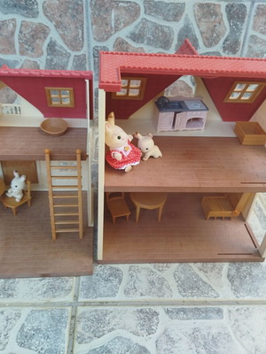 Sylvanian Families δύο κουκλόσπιτα με έπιπλα και φιγούρες