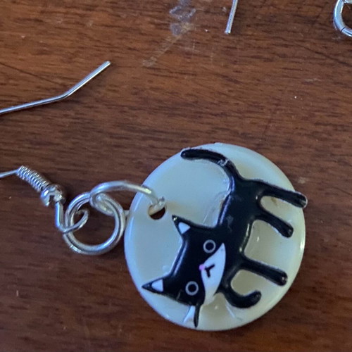Cat earrings new made of lightweight plastic material